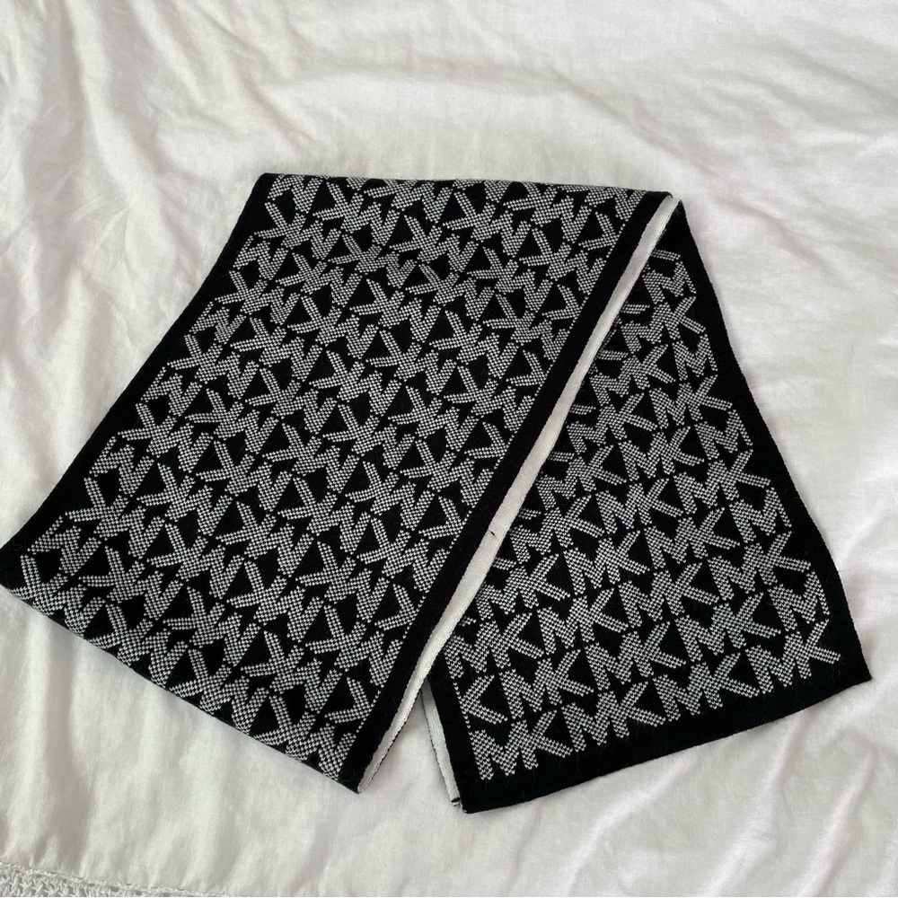 Michael Michael Kors Women's Men's Unisex Shawl SOFT Logo Scarf MK black white